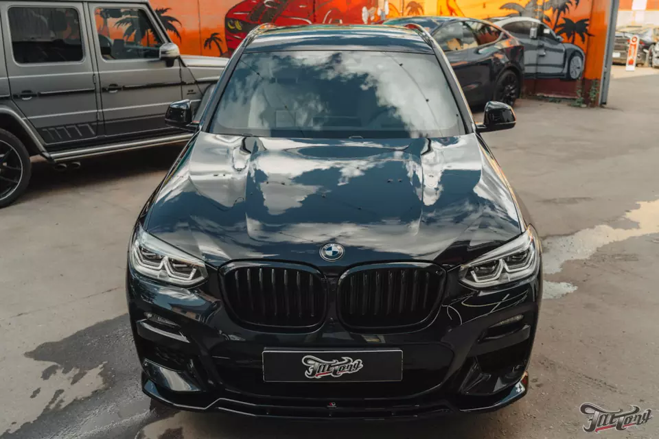 BMW X3. Шумоизоляция салона и оклейка передней части кузова в глянцевый полиуретан!